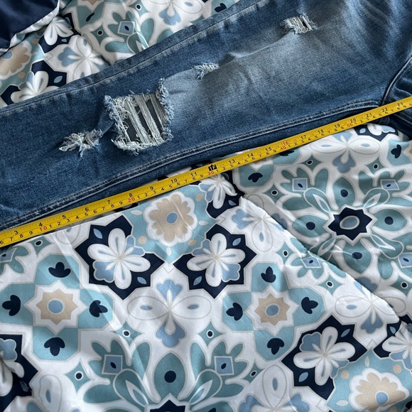 NWOT Risen Relaxed Fit Distressed Denim Jeans - Picture 4 of 5